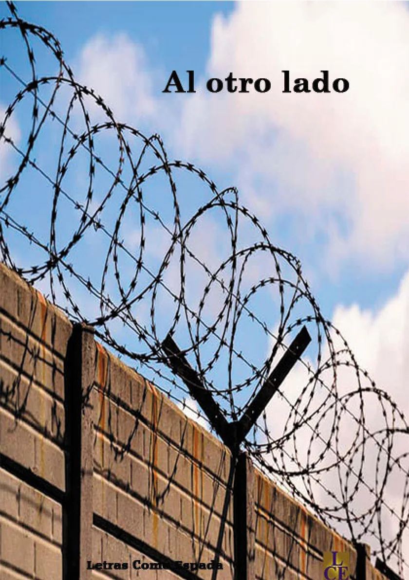 Portada de la antología Al otro lado (Letras Como Espada, 2026): una alambrada de espino sobre un muro de hormigón recortada contra un cielo azul con nubes.