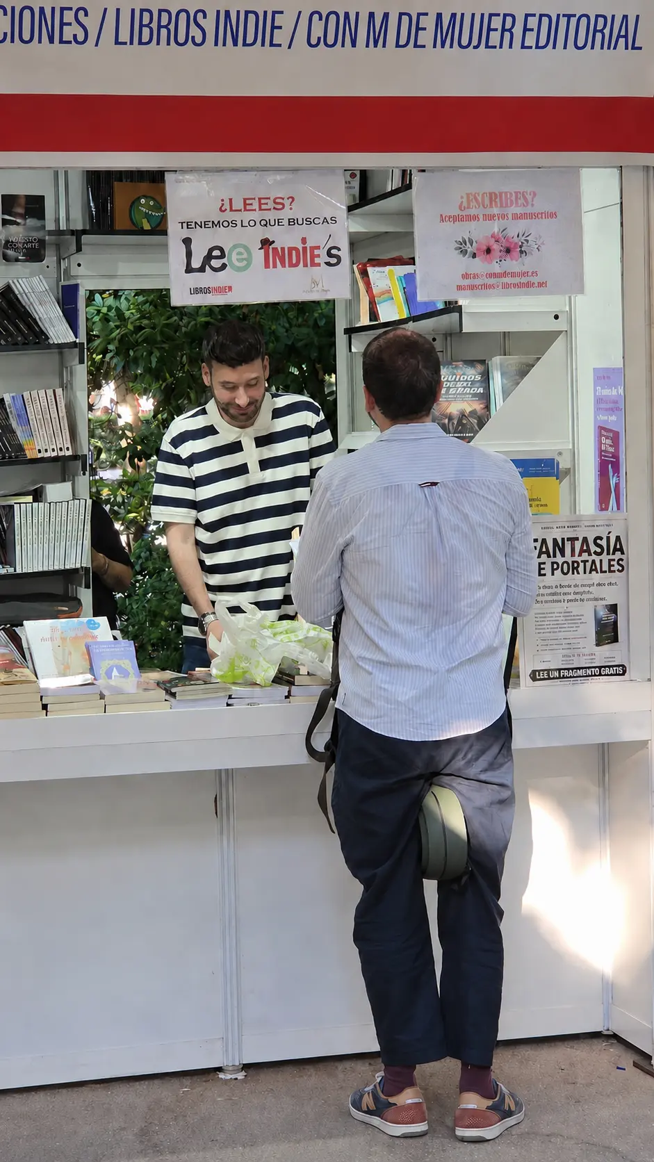 David Porto Díaz firmando Samuel entre mundos en la Feria del Libro de Madrid 2026