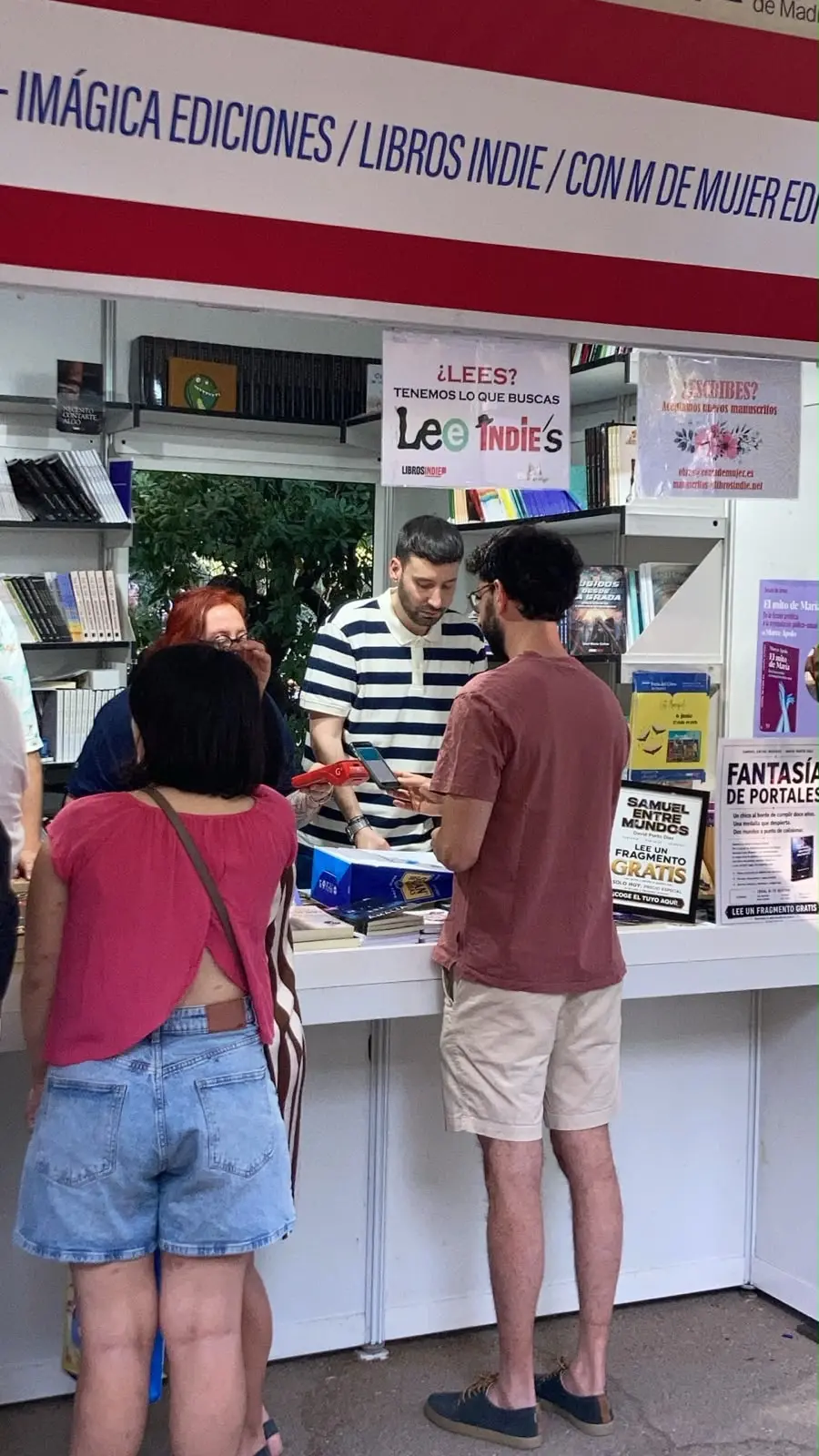 David Porto Díaz firmando un ejemplar de Samuel entre mundos