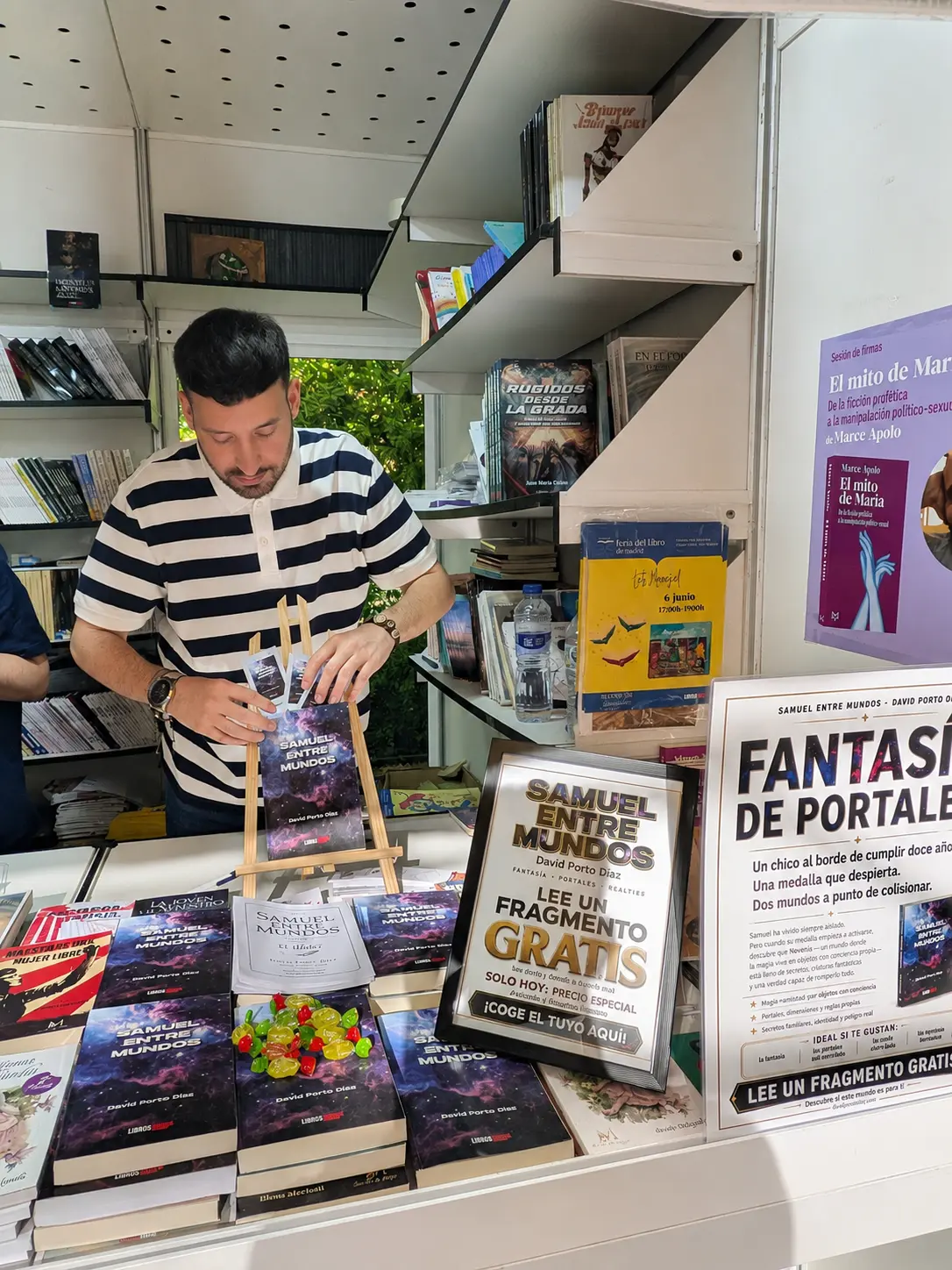 Lectores con Samuel entre mundos en la Feria del Libro de Madrid 2026