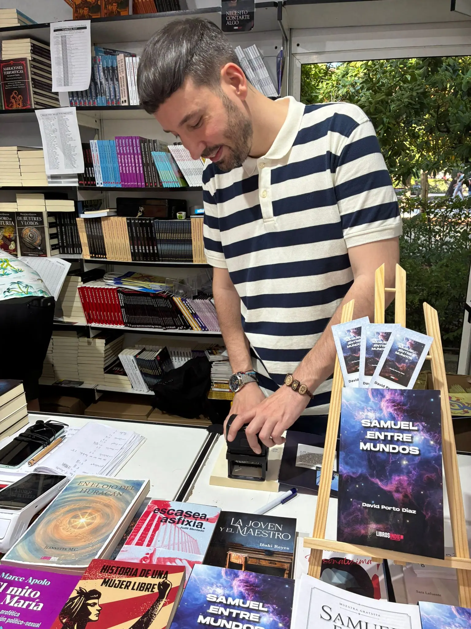 Samuel entre mundos en la caseta 337 de la Feria del Libro de Madrid 2026
